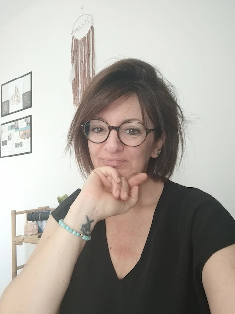 Portrait de Peggy Langlet, votre praticienne bien-être à Saint-Étienne